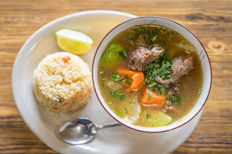 Sopa de res with rice and lime